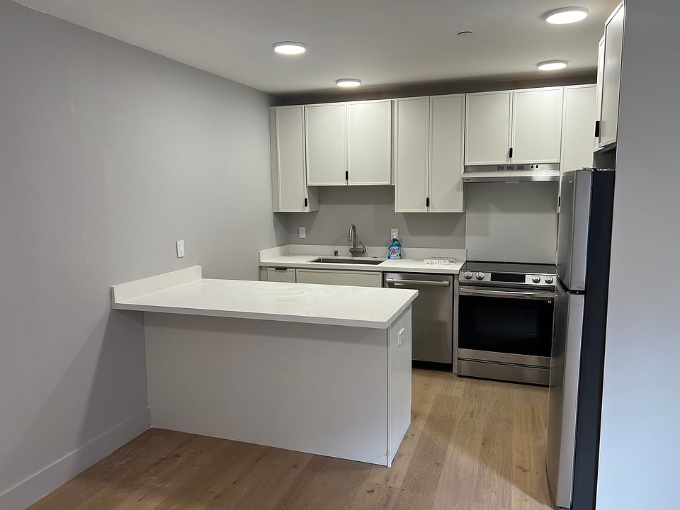 kitchen with eat in counter