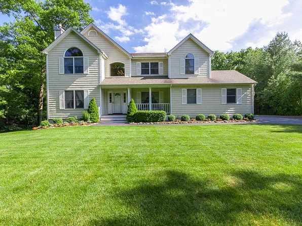 30 N Country Rd, Shoreham, NY 11786