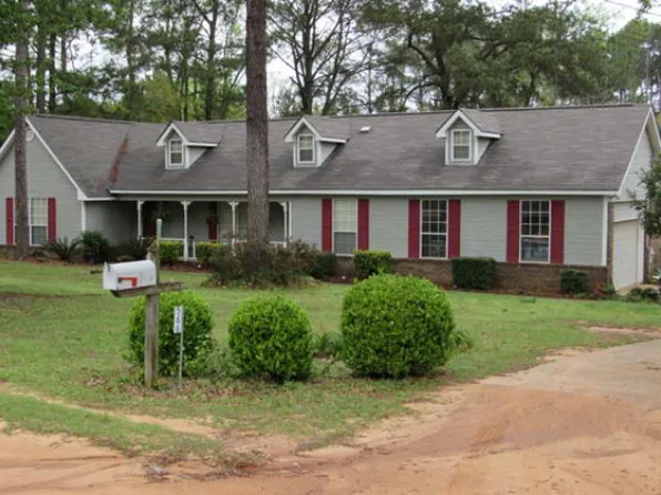 566 Lakewood Dr, Blakely, GA 39823