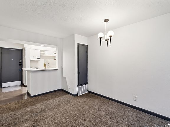 4th image of 170 De Chantle UNIT 609