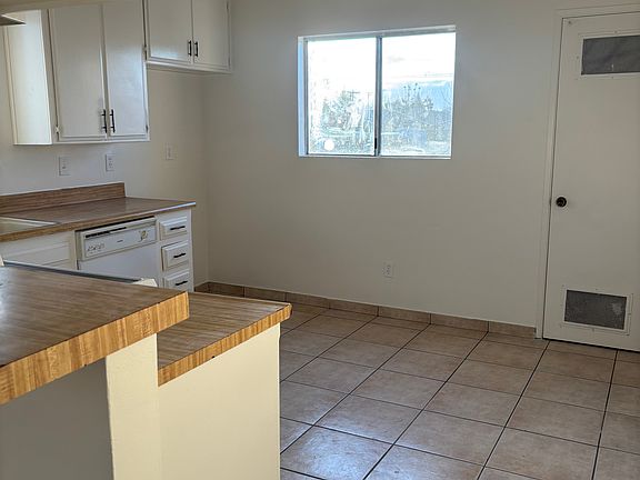 5th image of 404 Stephens Dr #A