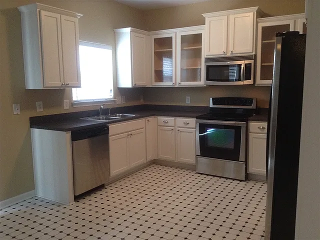 10004 Barrands Ln — Photo 2