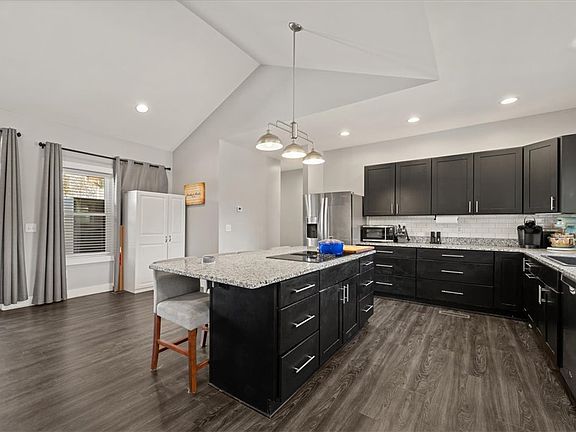 3rd image of 212 Winding Ln