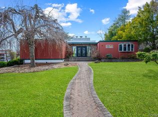 11 Valley View Rd, Great Neck, NY 11021