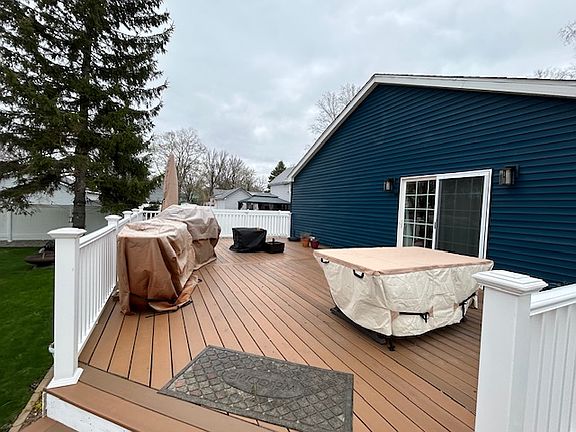 Oversized deck, perfect for outdoor hosting