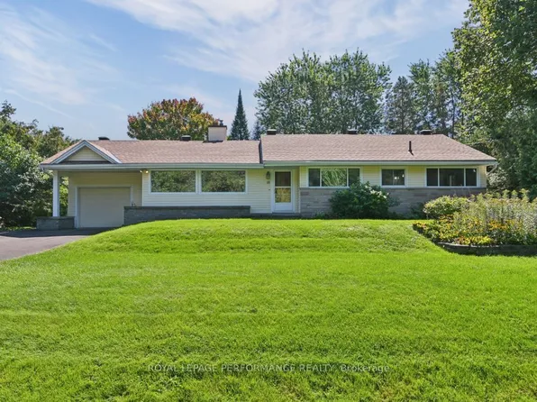 18 Honey Gables Dr, Ottawa, ON K1V 1H5