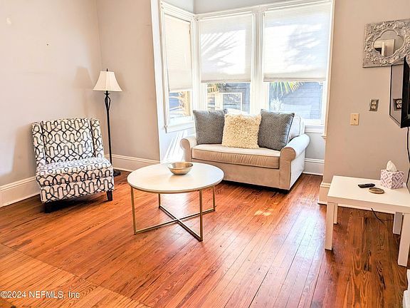5th image of 2727 Riverside Ave #3