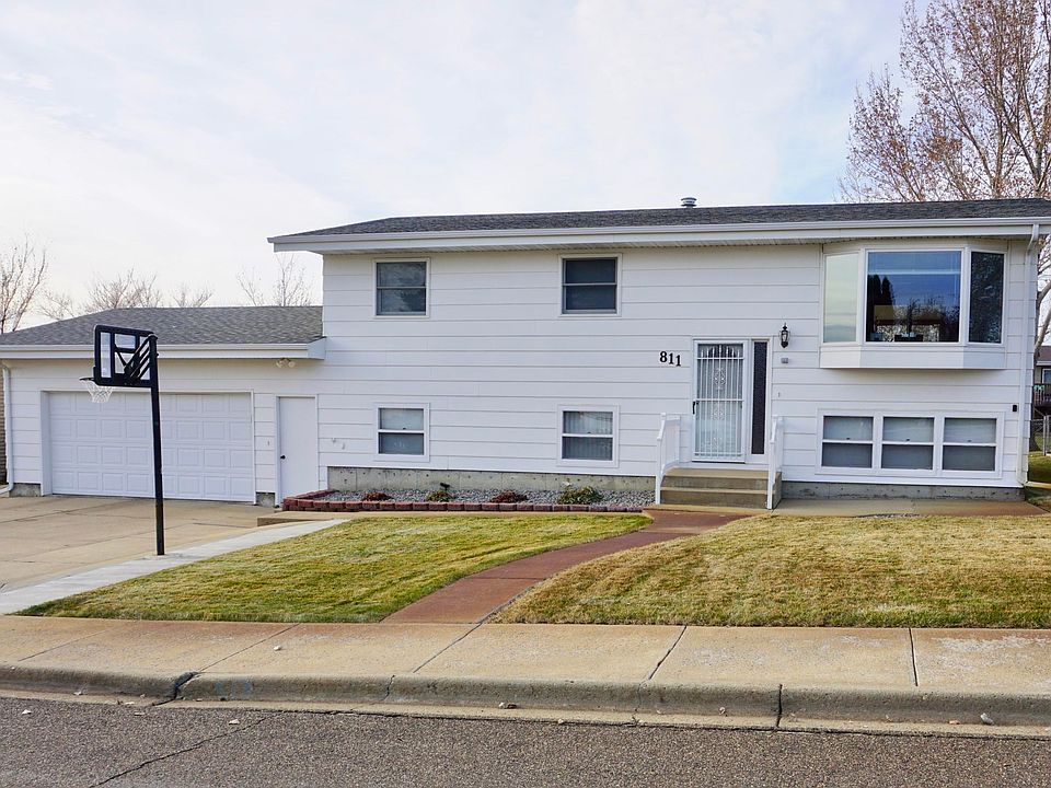 1st image of 811 8th Ave E