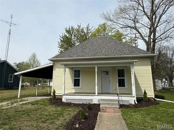113 E Maple St, Brownstown, IL 62418