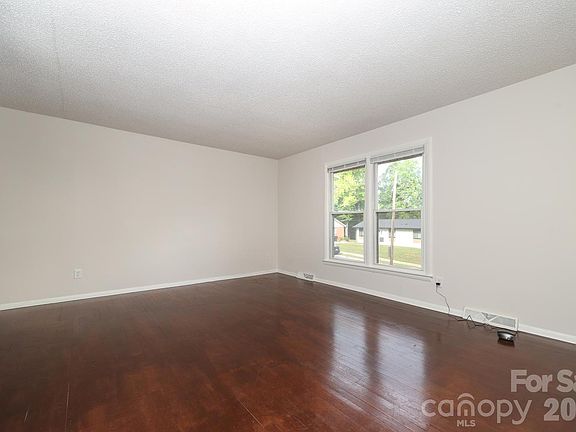 3rd image of 5001 Springview Rd
