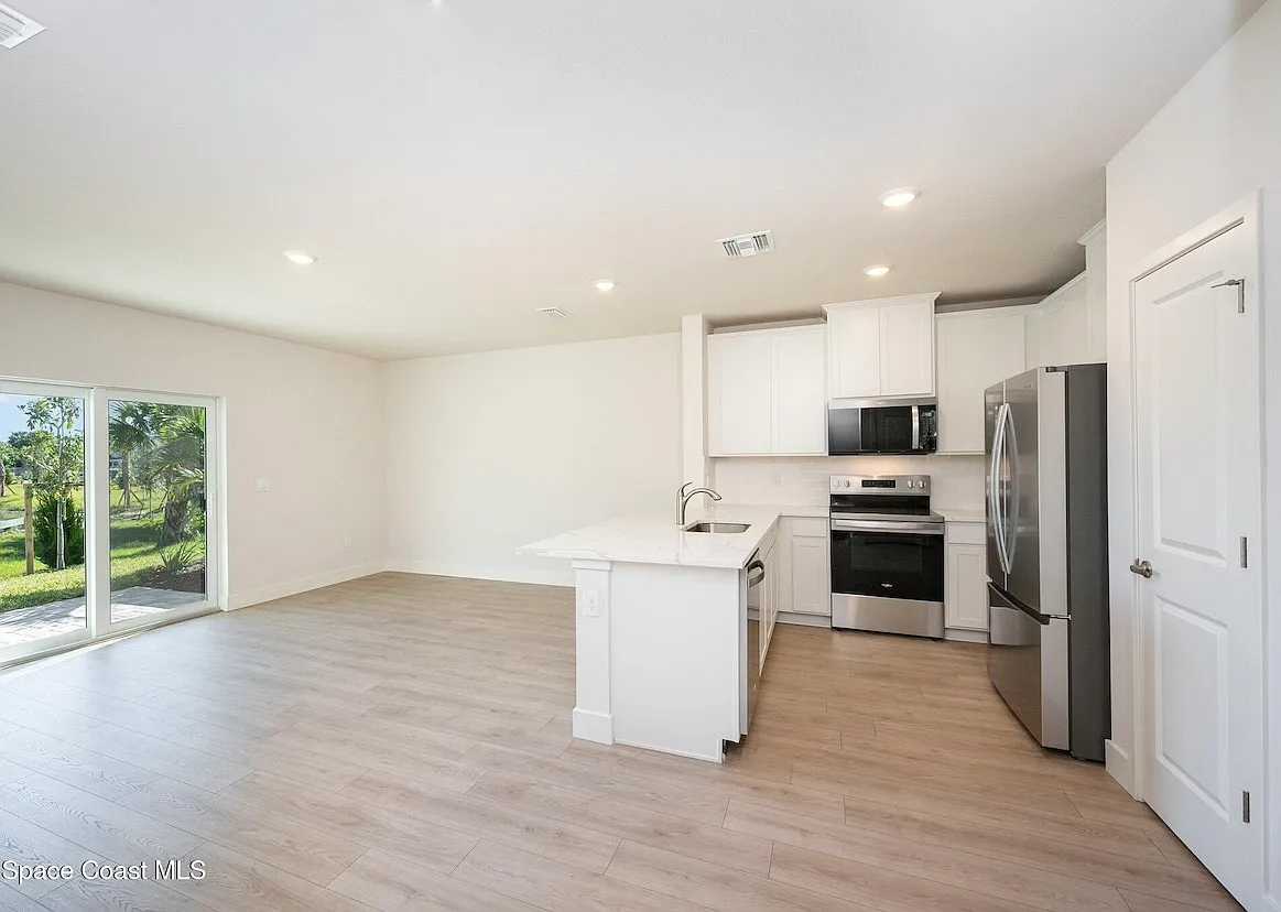 3 bed, 2.5 bath, 1463 sqft, $2,199 — Photo 3