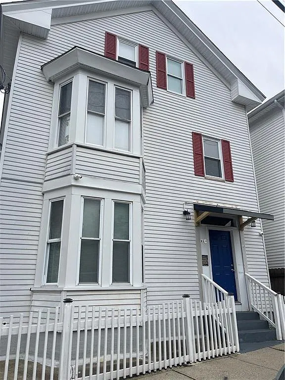2 bed, 1.0 bath, 896 sqft, $1,950 — Photo 1