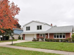 2345 Greenwood Rd, Glenview, IL 60026