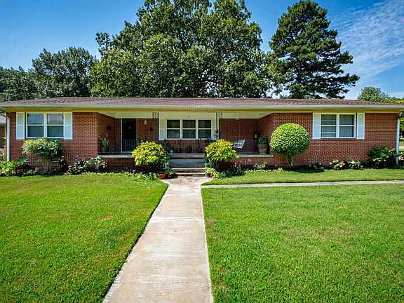 3rd image of 2 Oakhurst Dr
