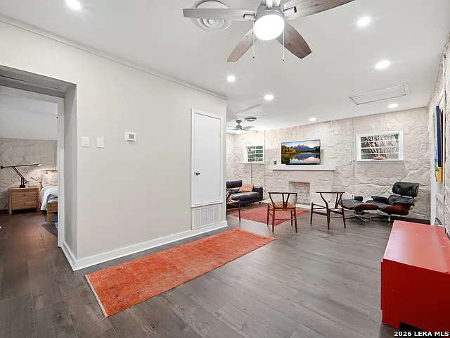 3 bed, 2.0 bath, 1580 sqft, $2,700 — Photo 4