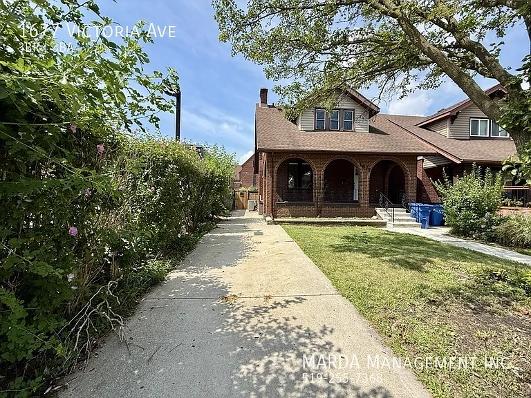 1677 Victoria Ave — Photo 62