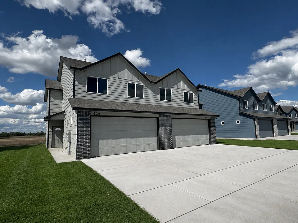 722 E Briarbrook Ln