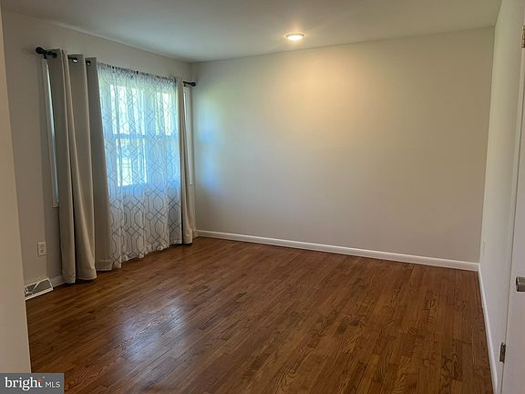 3rd image of 22595 Old Rolling Rd