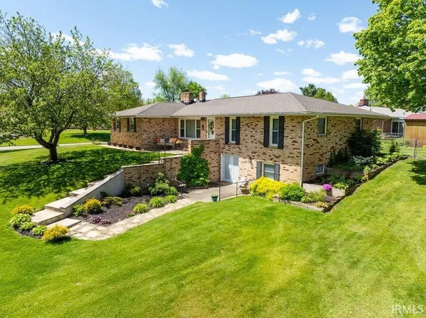 55585 Blue Jay Dr, South Bend, IN 46619