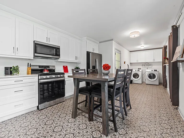 2523 Ben Hill Rd — Photo 2