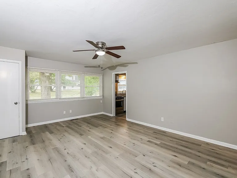 1446538_020_living_room_13137858.jpg