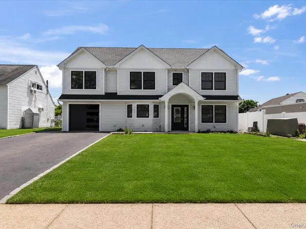 119 Sprucewood, Levittown, NY 11756