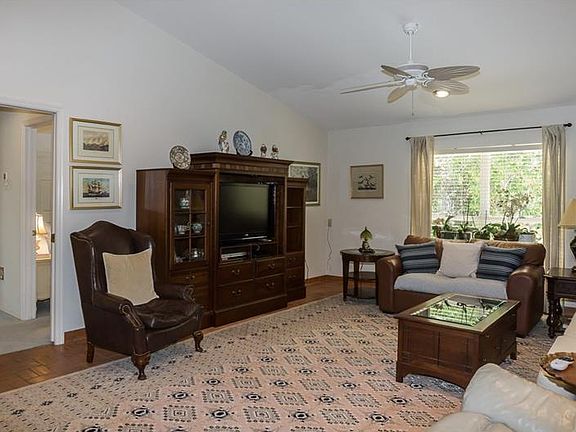 4th image of 1435 Larchmont Dr