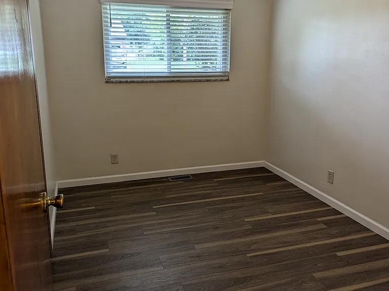 623 Crestview Dr — Photo 13