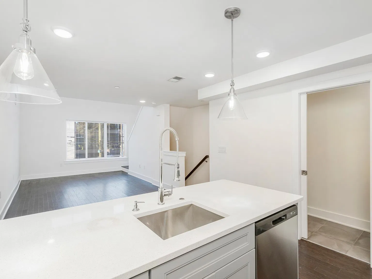 3 bed, 2.5 bath, 2123 sqft, $2,400 — Photo 3