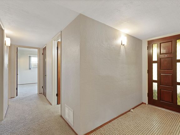 4th image of 509 S Redwood Dr