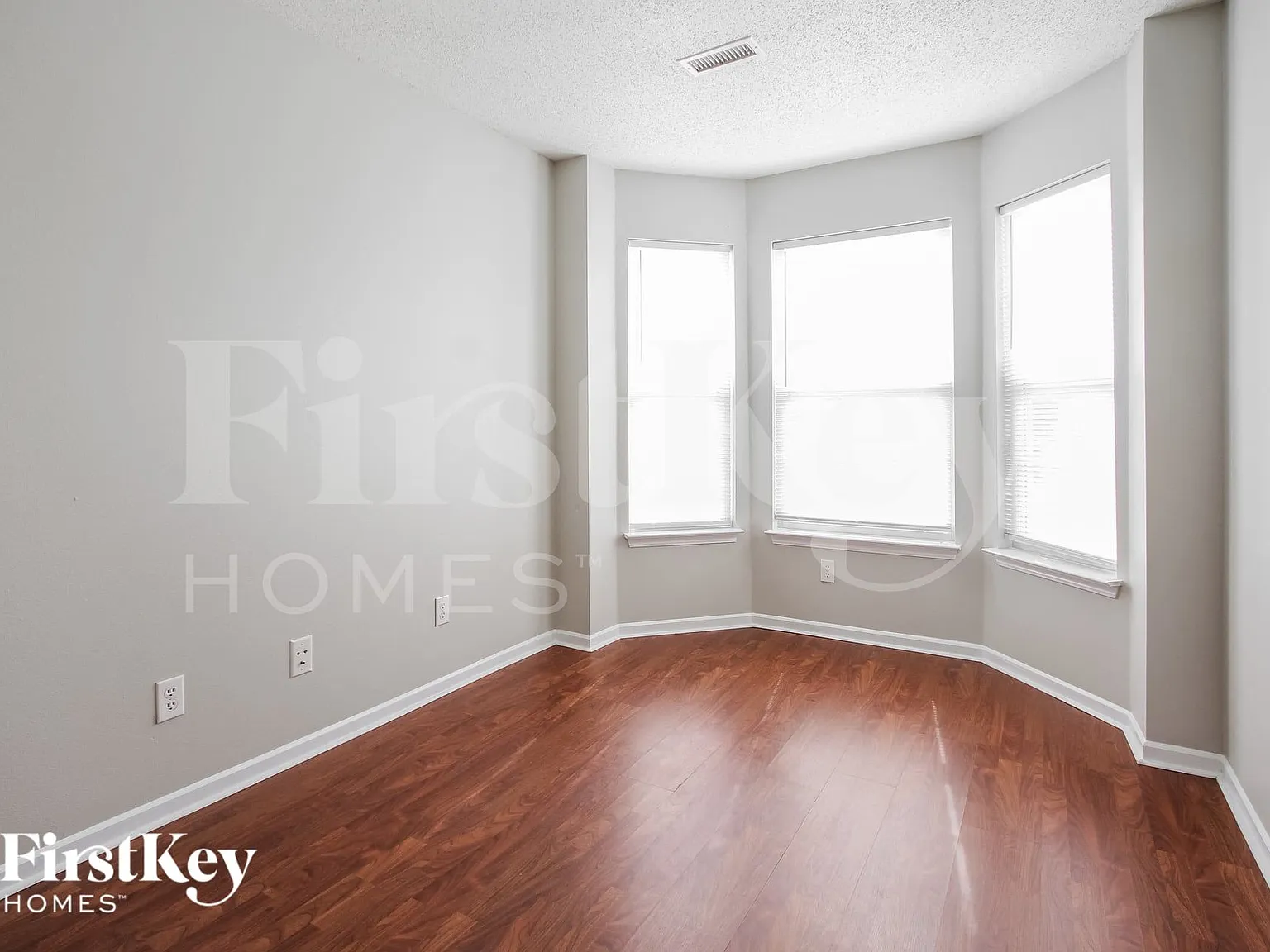 3 bed, 2.5 bath, 2364 sqft, $2,400 — Photo 4