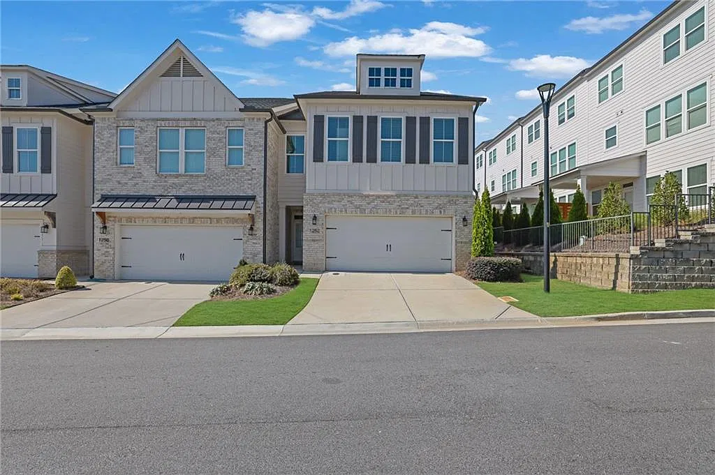 4 bed, 3.5 bath, 3400 sqft, $2,800 — Photo 2