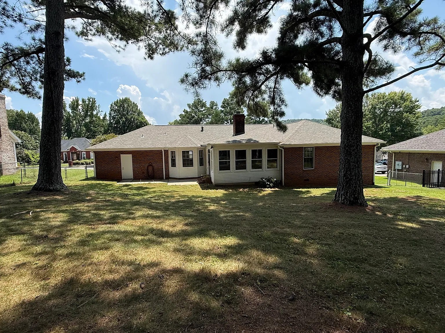 4 bed, 2400 sqft, $2,500 — Photo 4