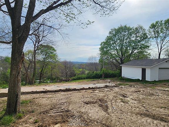 4th image of 19 Pine Ln