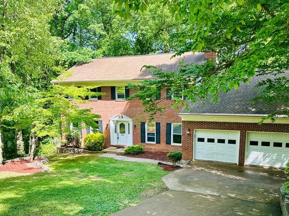 16048 Fairway Dr, Dumfries, VA 22025