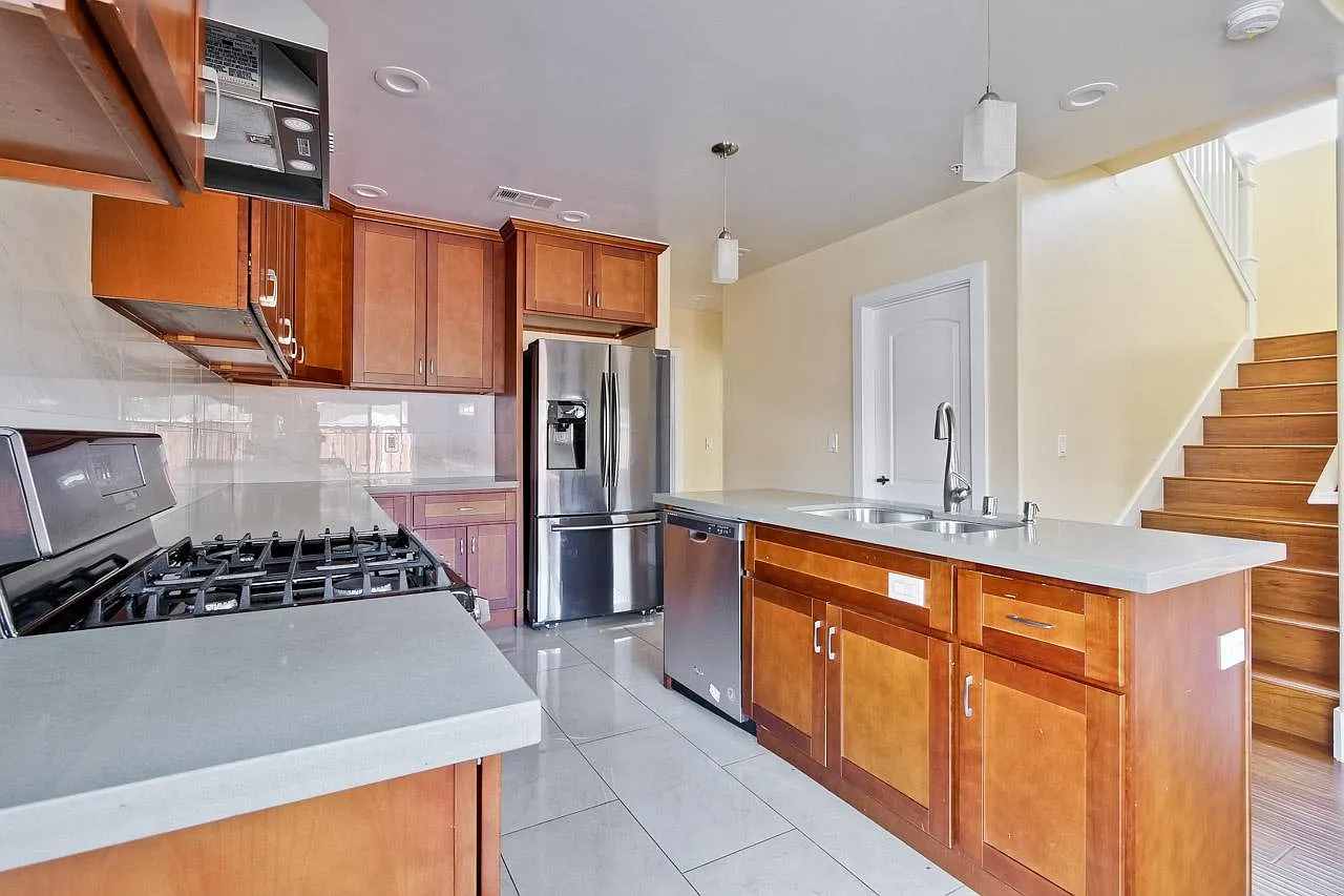 1 bed, 230 sqft, $2,050 — Photo 3