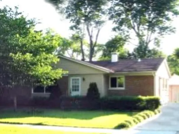 582 Isa Dr, Wheeling, IL 60090