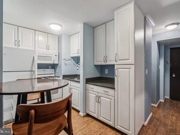 801 N Pitt St APT 204, Alexandria, VA 22314