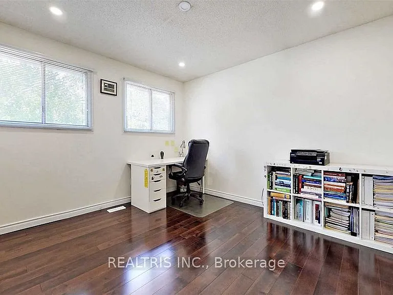 68 Gretman Cres — Photo 32