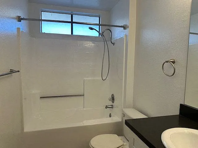 Chateau Woodley Hart Apartments — Photo 5