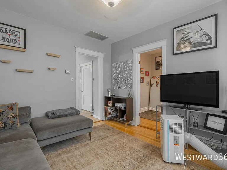 2550 N Southport Ave #2F — Photo 3