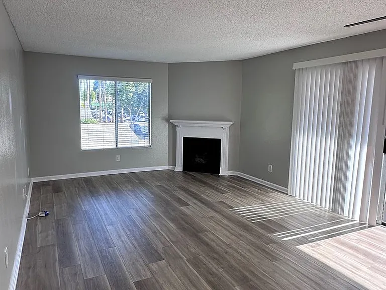 1726 Daly-Jardin Apartments — Photo 5