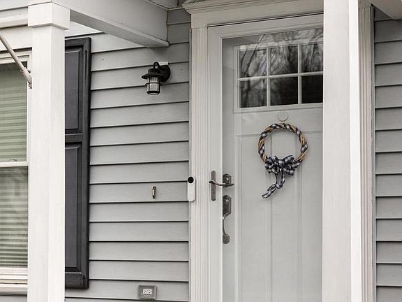 4th image of 1111 Fox Hill Rd