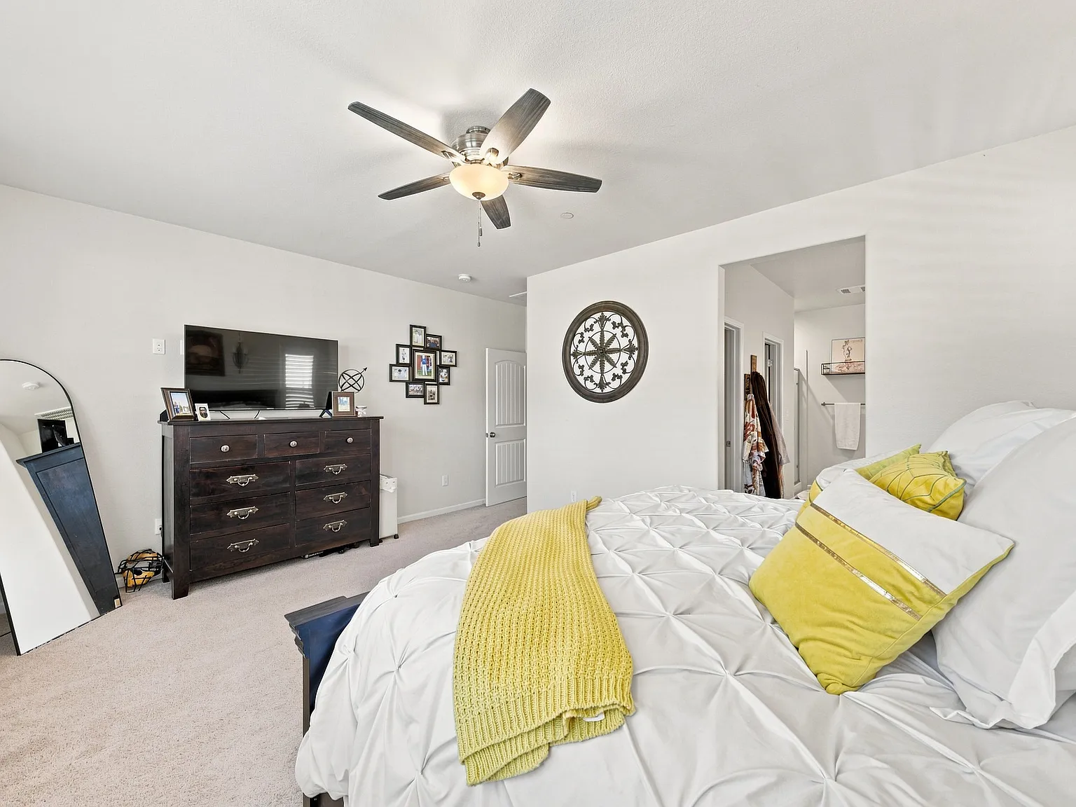 3 bed, 1940 sqft, $2,999 — Photo 4