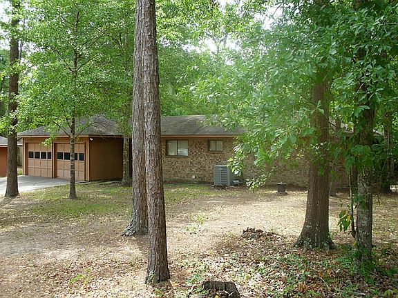 Side view and entrance to garage