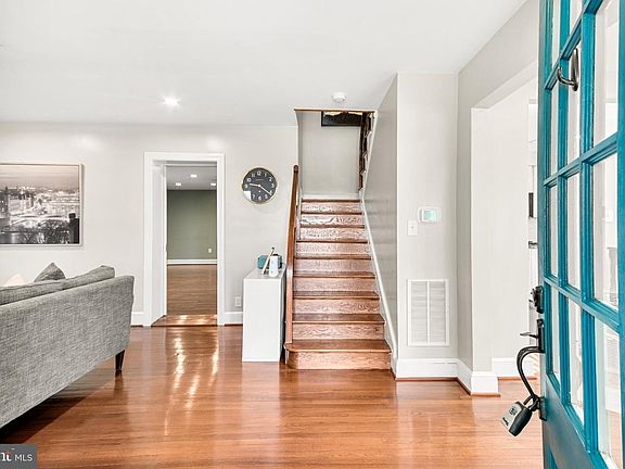 3rd image of 1101 Rosemont Ave