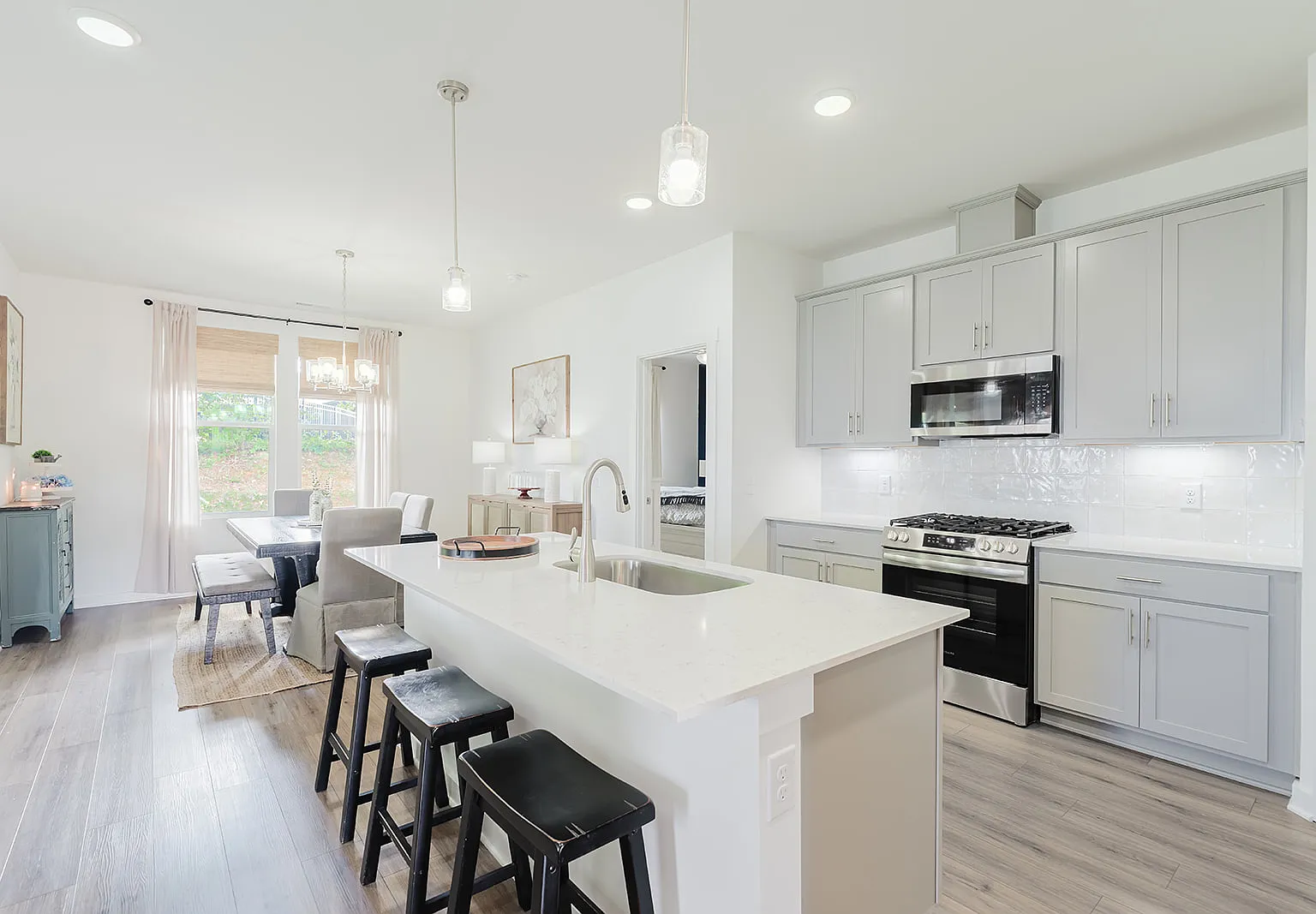 3 bed, 1602 sqft, $2,200 — Photo 3