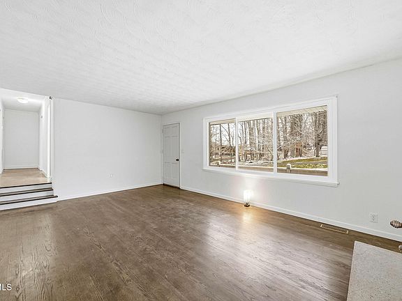 5th image of 223 Poplar Hill Dr