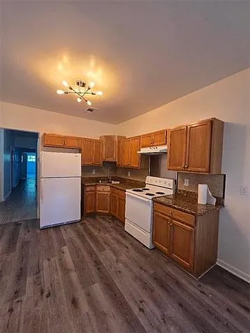 3 bed, 2.0 bath, 900 sqft, $1,600 — Photo 3