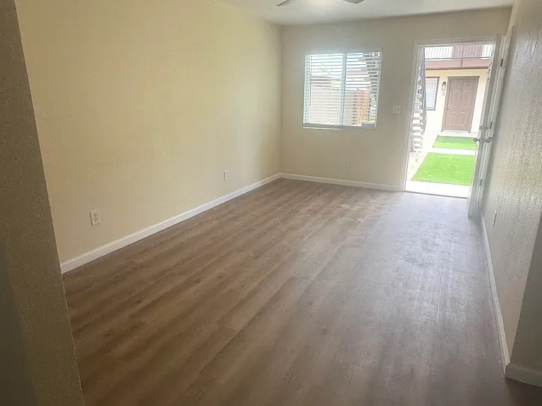 490 W Commercial Ave — Photo 4